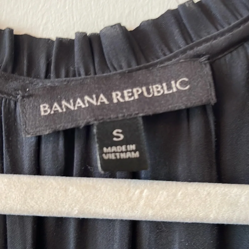 Black Banana Republic top with ruffle v neck size small - Picture 3 of 3